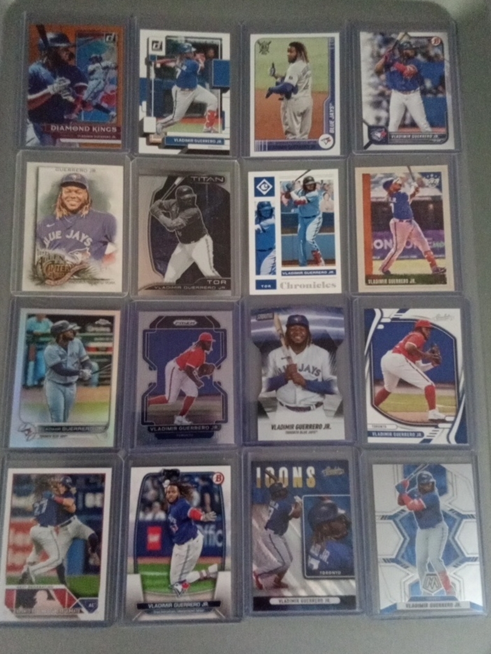 Vladimir Guerrero Jr Lot 16 Cards.